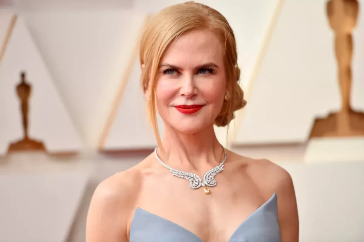 نيكول كيدمان Nicole Kidman ترتدي عقداً مرصعاً بالألماس في حفل توزيع جوائز الأوسكار 2022 (مصدر الصورة: ANGELA WEISS / AFP)