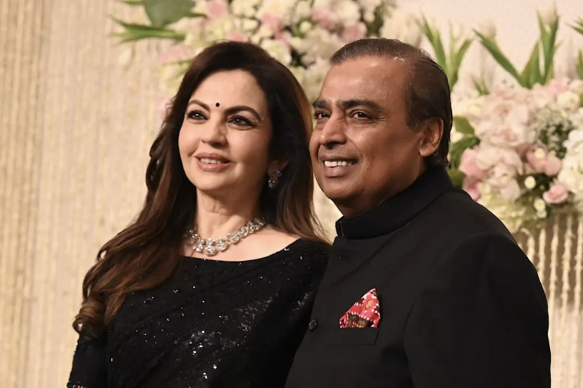موكيش أمباني مع زوجته نيتا أمباني في مومباي (Mukesh Ambani with his wife Nita Ambani in Mumbai). مصدر الصورة: SUJIT JAISWAL / AFP