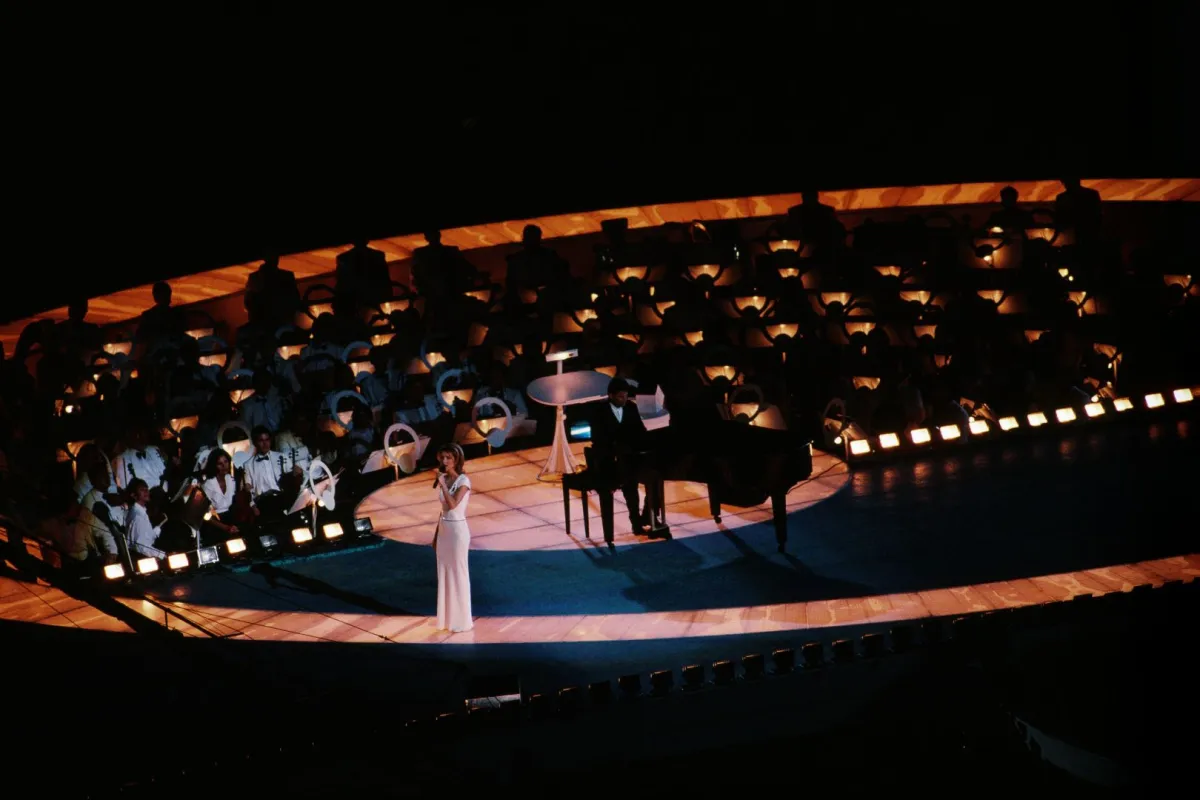 سيلين ديون تغني في احتفالات افتتاح دورة الألعاب الأوليمبية في أتلانتا (Celine Dion singing at the opening celebrations of the Atlanta Olympics). مصدر الصورة: Franck Seguin/Corbis/VCG via Getty Images
