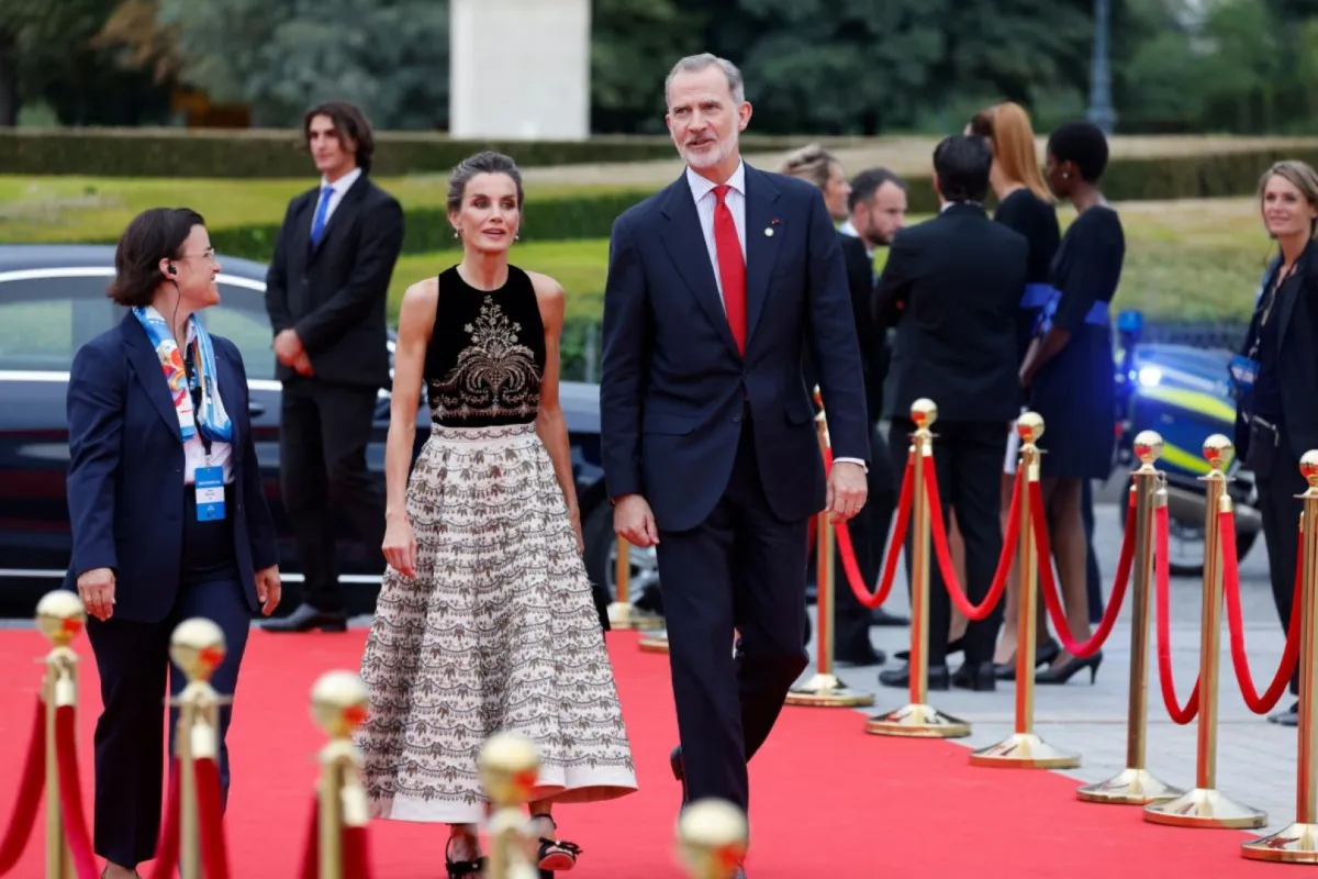 الملك فيليب السادس والملكة ليتيزيا في متحف اللوفر في باريس ( King Felipe VI and Queen Letizia at the Louvre Museum in Paris). مصدر الصورة: Ludovic MARIN / POOL / AFP