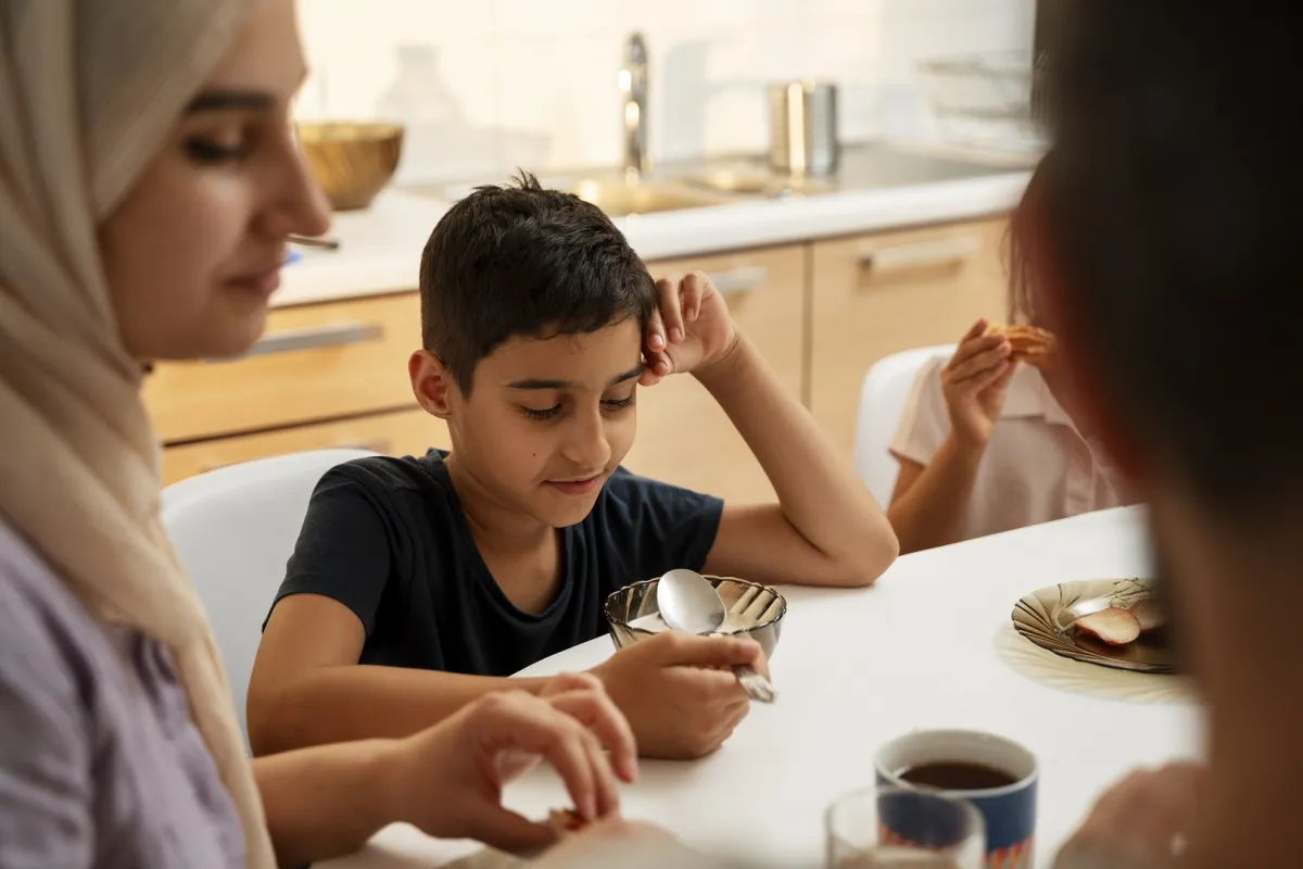 صورة لطفل يتناول الطعام