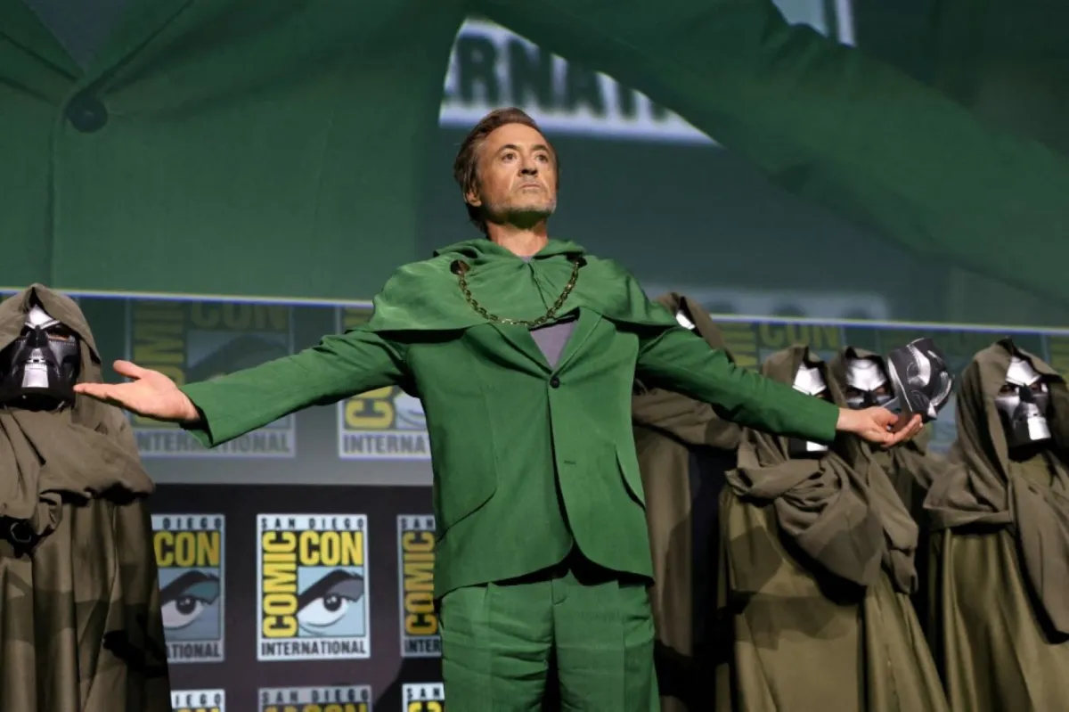 روبرت داوني جونيور في القاعة H في مركز سان دييغو للمؤتمرات في سان دييغو كاليفورنيا (Robert Downey Jr. in Hall H at SDCC in San Diego, California). مصدر الصورة: Jesse Grant/Getty Images for Disney/AFP