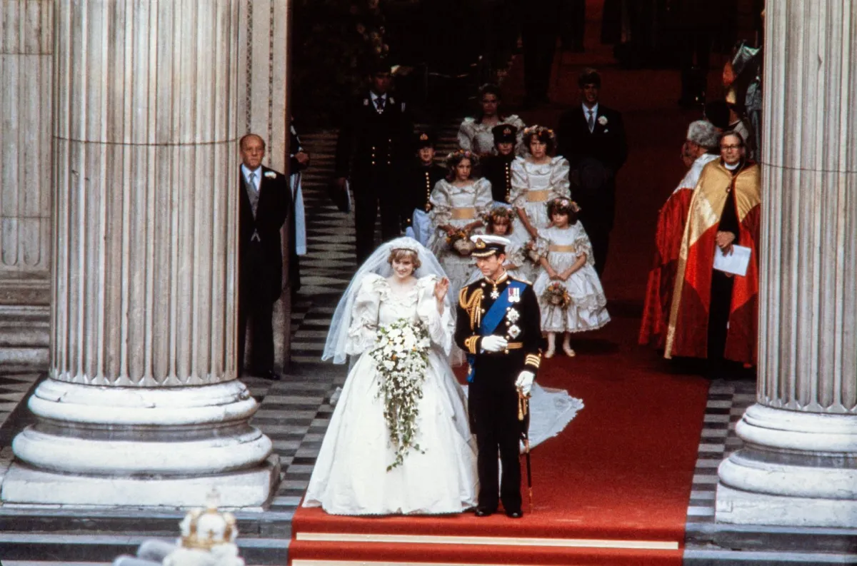 الليدي ديانا والأمير تشارلز يغادران كاتدرائية القديس بولس في لندن (Lady Diana and Prince Charles leaving the St Paul Cathedral in London). مصدر الصورة: POOL / AFP