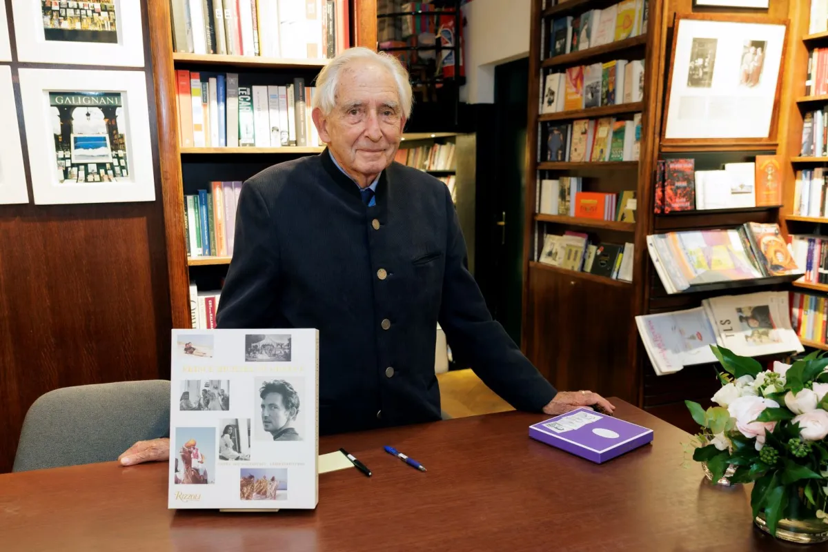 الأمير مايكل من اليونان في مكتبة جاليانياني في باريس، فرنسا (Prince Michael of Greece at Librairie Galignani in Paris). مصدر الصورة: France Luc Castel/GettyImages