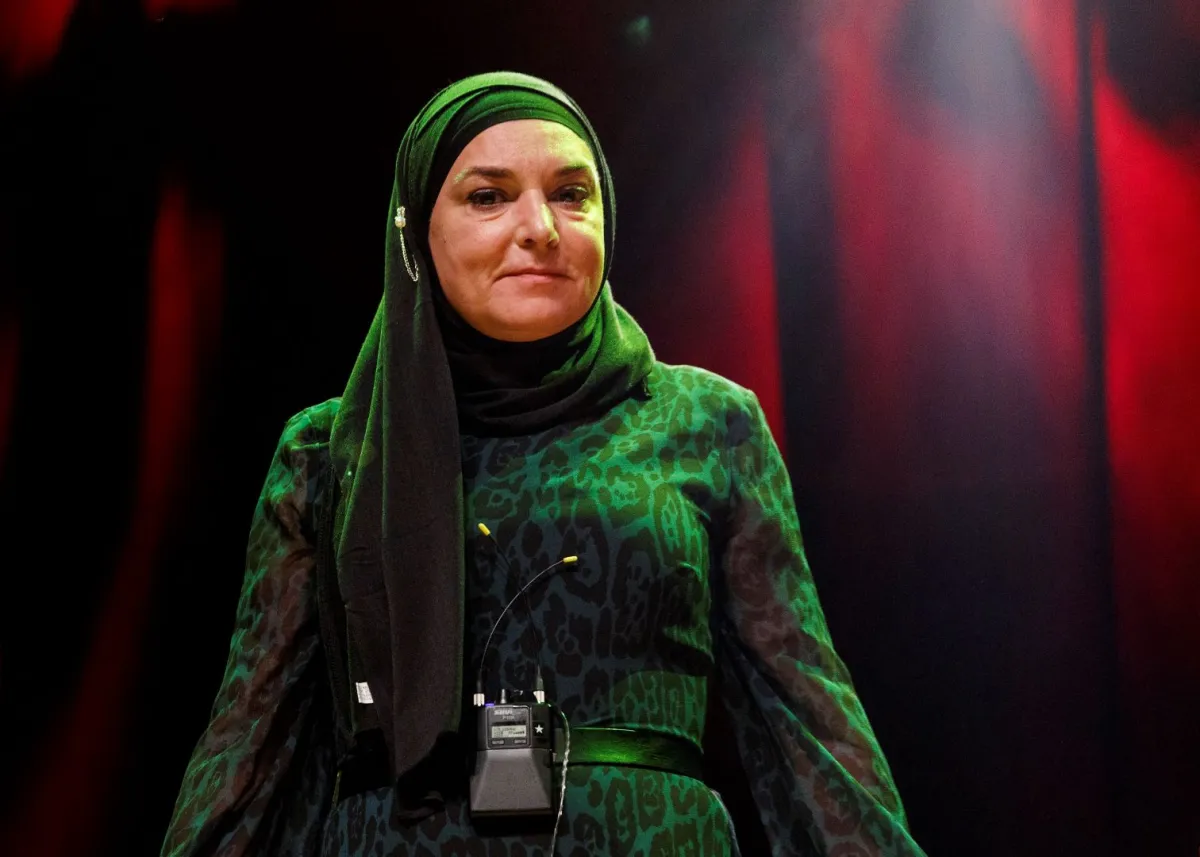 سينيد أوكونور في فانكوفر، كندا (Sinead O'Connor in Vancouver, Canada). مصدر الصورة: Andrew Chin/Getty Images