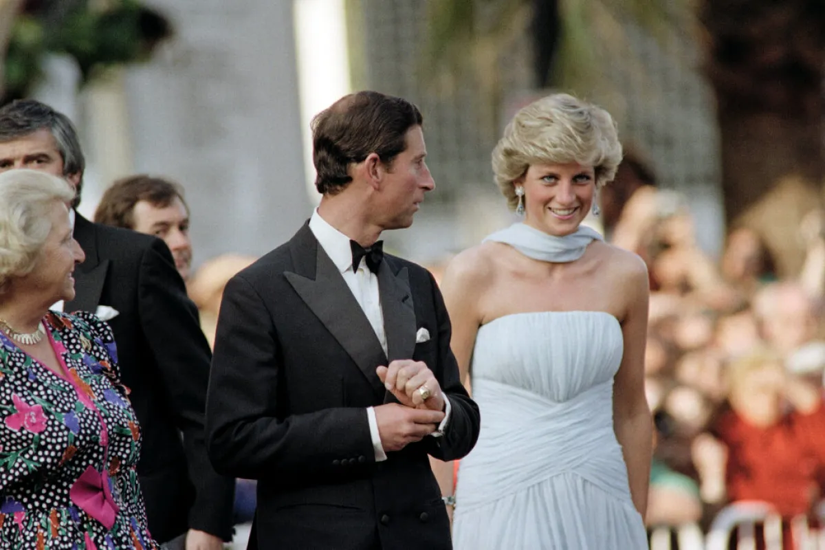 الأمير تشارلز (الملك حالياً) والأميرة ديانا Diana, Princess of Wales and Prince Charles of Wales  في مهرجان كان عام 1987 (مصدر الصورة: AFP)