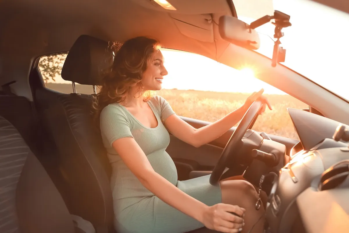 صورة لحامل تقود سيارة