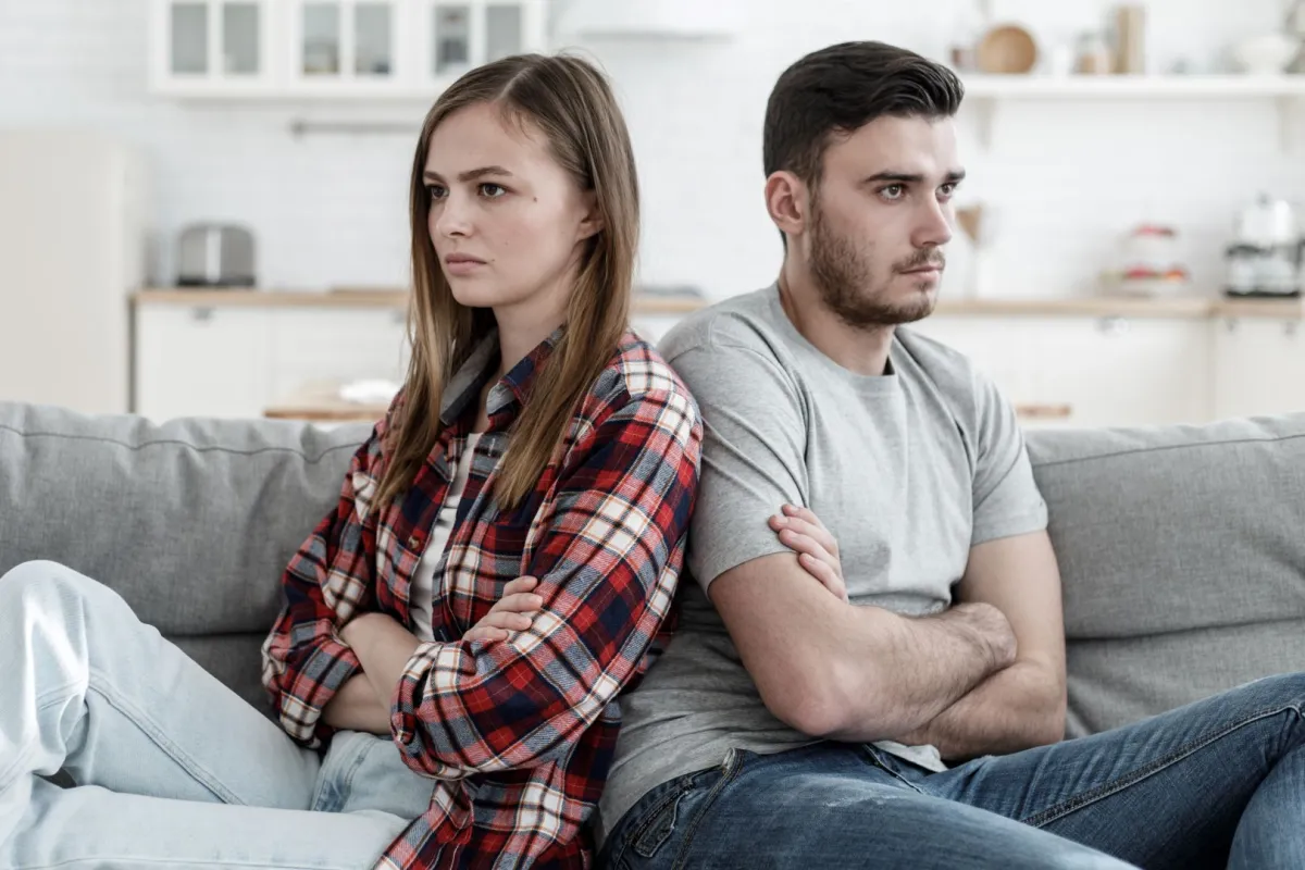 زوجان شابان يواجهان مشاكل في العلاقة