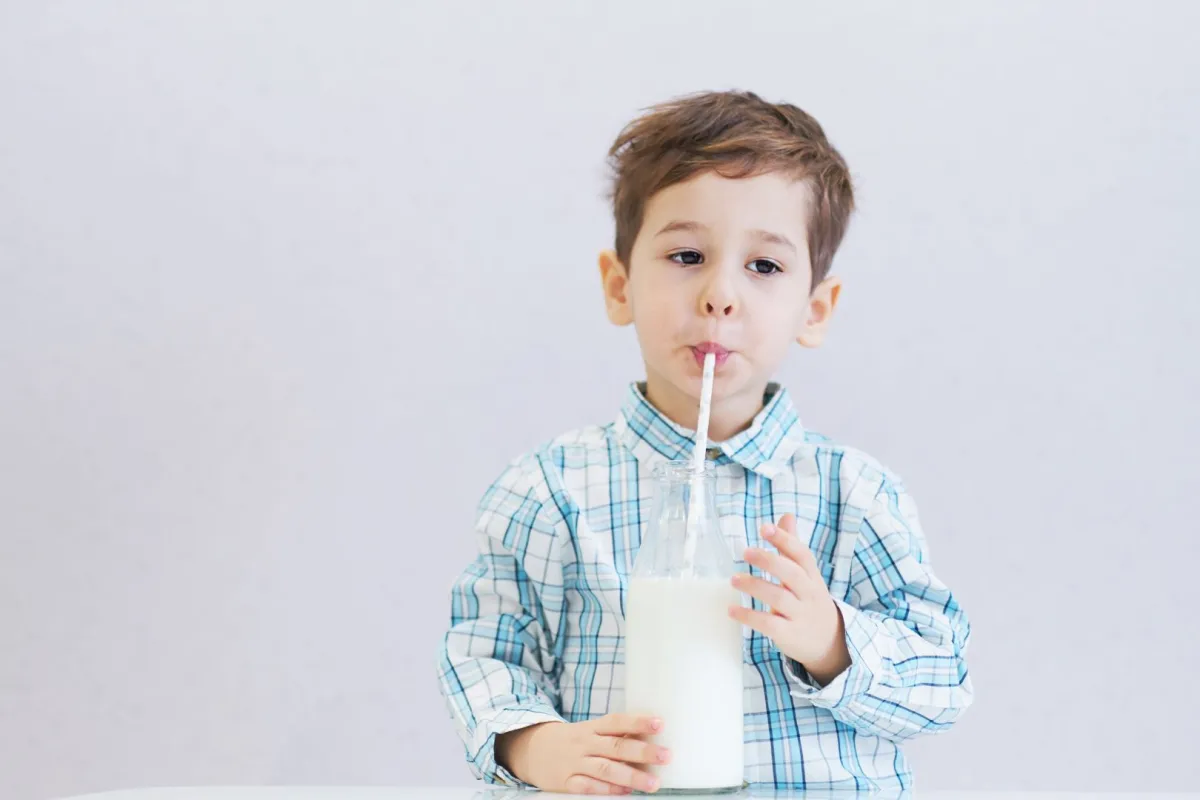 صورة طفل يشرب الحليب
