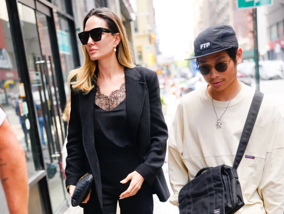 أنجلينا جولي وباكس جولي-بيت في مدينة نيويورك (Angelina Jolie and Pax Jolie-Pitt in New York City). مصدر الصورة: Gotham/GC Images
