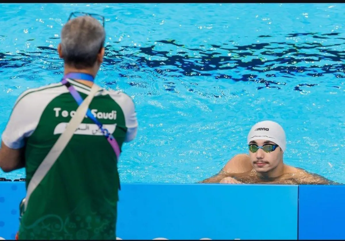 السباح السعودي زيد السراج يقدم ظهوراً استثنائياً ويتصدر التصفية الثالثة بأولمبياد باريس