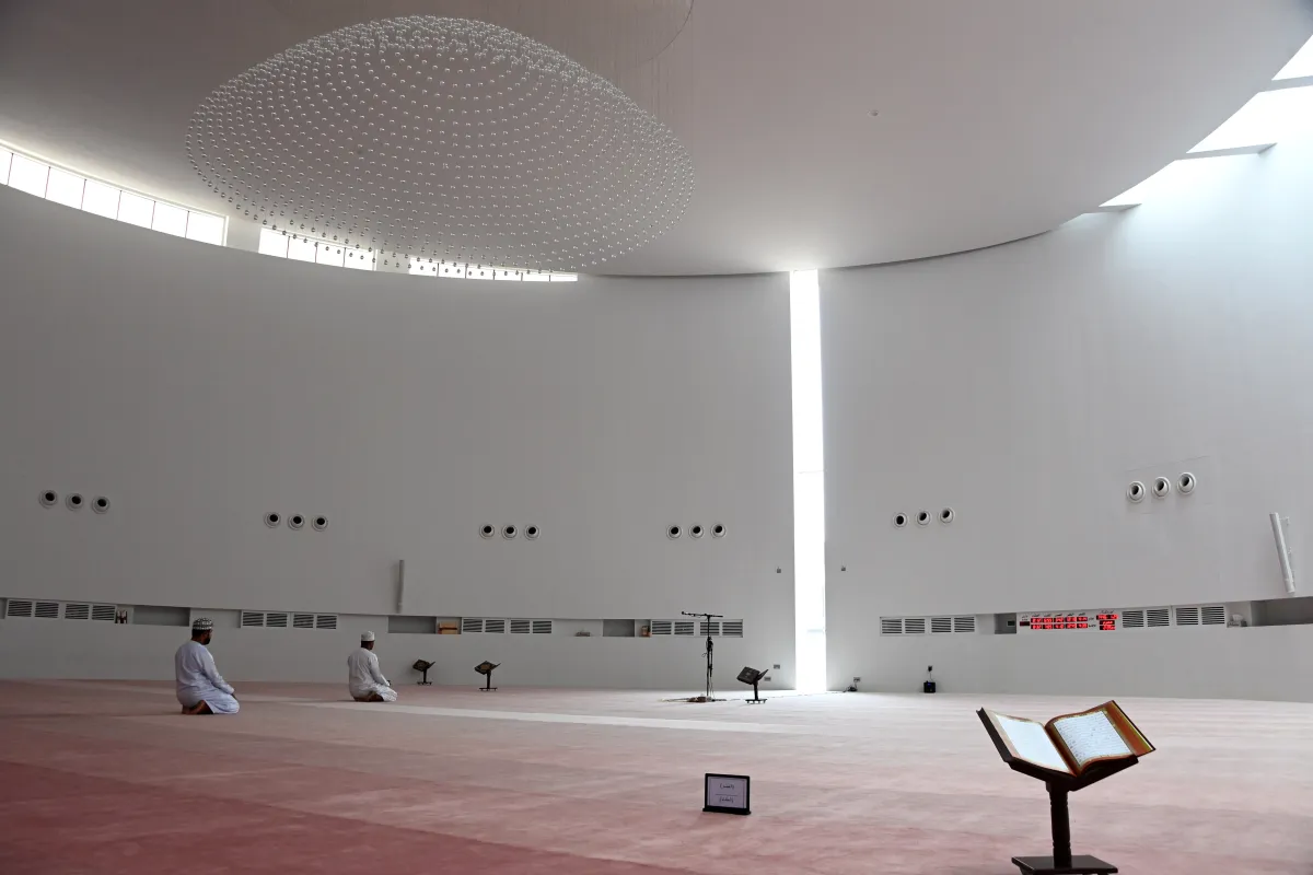 مسجد باب السلام من الداخل. الصورة من وكالة الأنباء العمانية