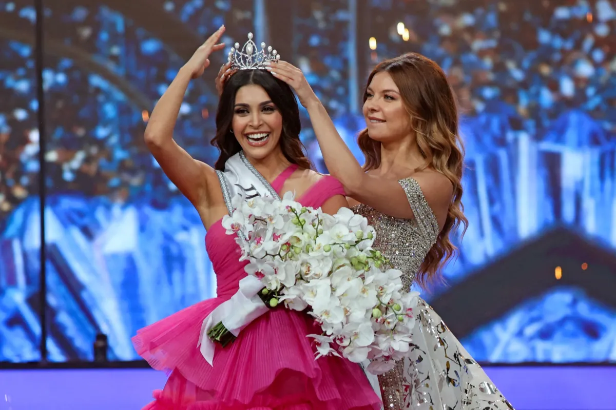 الملكة السابقة مايا رعيدي تتوج ملكة جمال لبنان 2022 ياسمينا زيتون- (مصدر الصورة Photo by ANWAR AMRO / AFP)