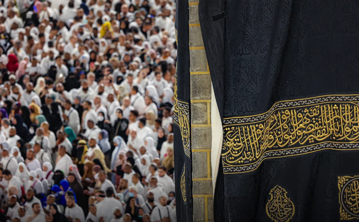 توافد الزوار للمسجد النبوي مع بداية موسم العمرة 1446هـ  والوزارة توفر دليل العمرة التوعوي – الصورة من وزارة الحج والعمرة على منصة إكس