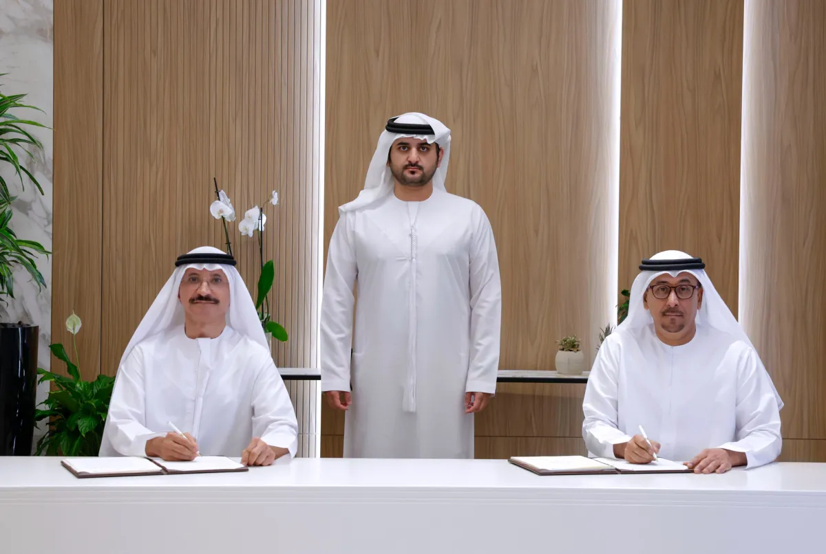 الشيخ مكتوم بن محمد بن راشد آل مكتوم يشهد توقيع الاتفاقية. الصورة من مكتب دبي الإعلامي