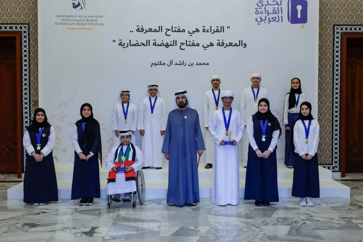 الشيخ محمد بن راشد آل مكتوم يلتقي أبطال تحدي القراءة العربي. الصورة من مكتب دبي الإعلامي