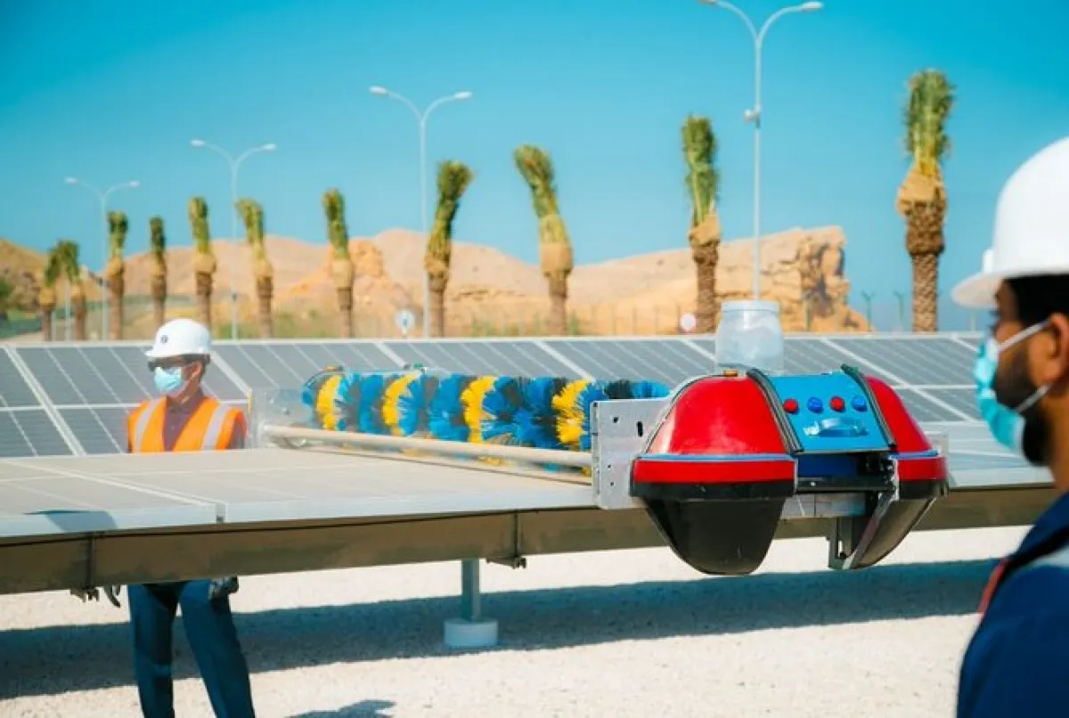 روبوت ينظف الخلايا الشمسية. الصورة من وكالة الأنباء العمانية