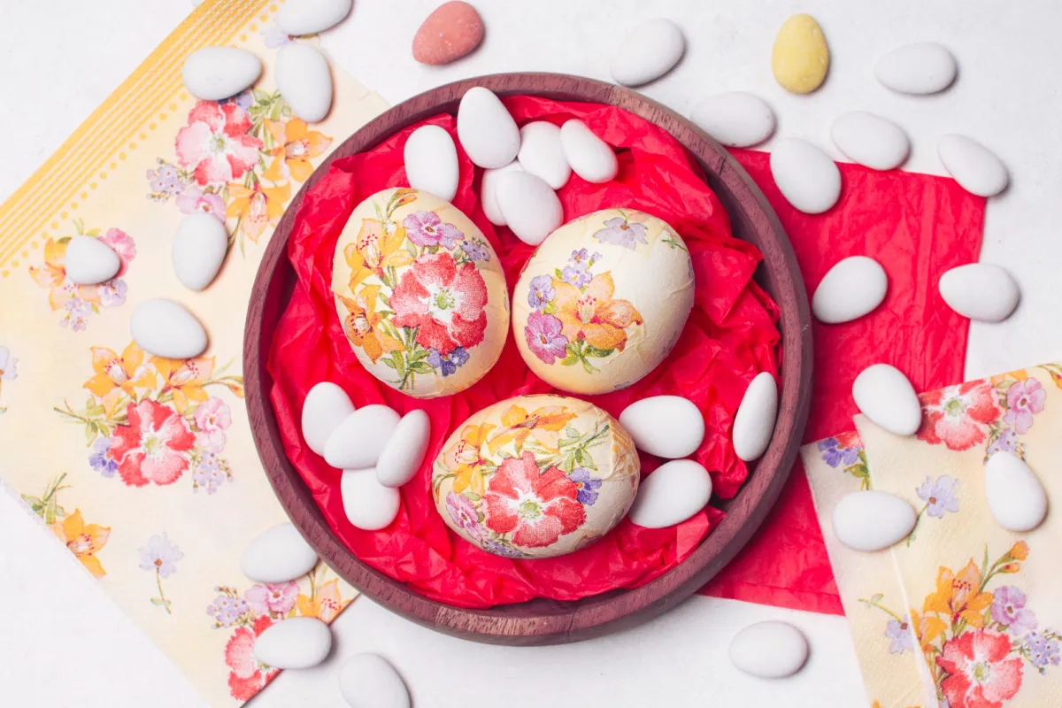 بيض مزين بطريقة الديكوباج