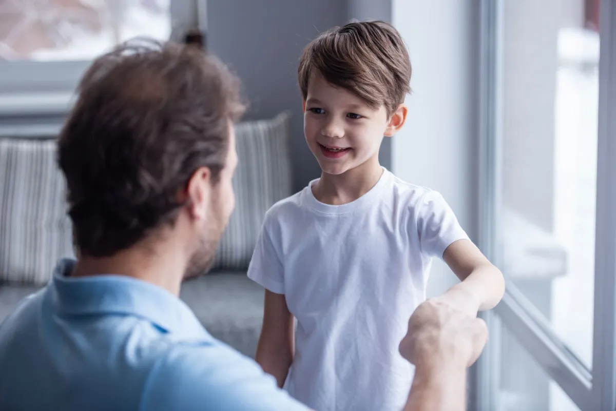 أب وابنه في حوار إيجابي