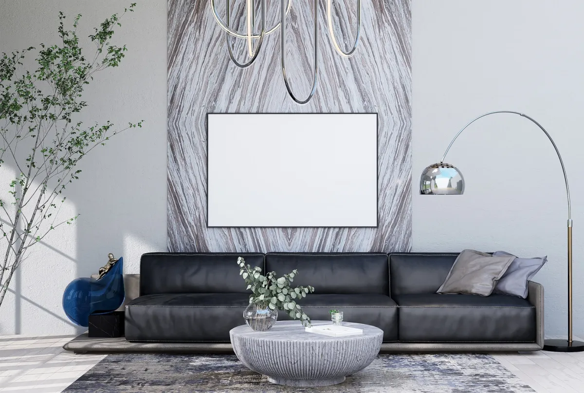 صالة منزلية مكسو جزء من جدارها بمادة بديلة عن الرخام