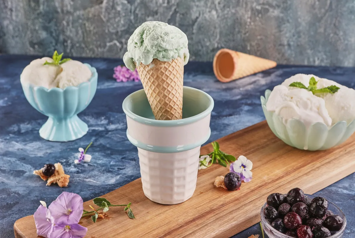 مائدة الضيافة تحمل الآيس كريم