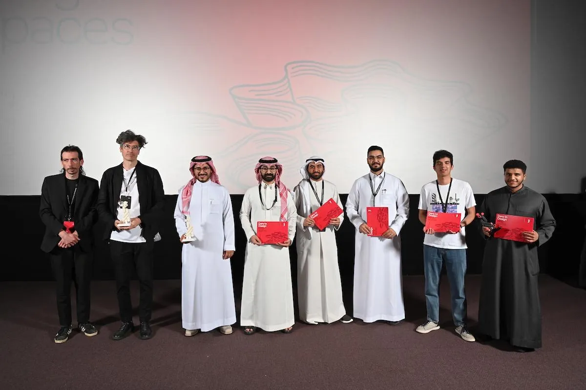 الفائزون في تحدي تصميم الأثاث من اليسار عبد الله البطاط ونواف الغامدي ومحدمد البيابي وأحمد العرقان ونادر المطيري - صور العلاقات العامة 