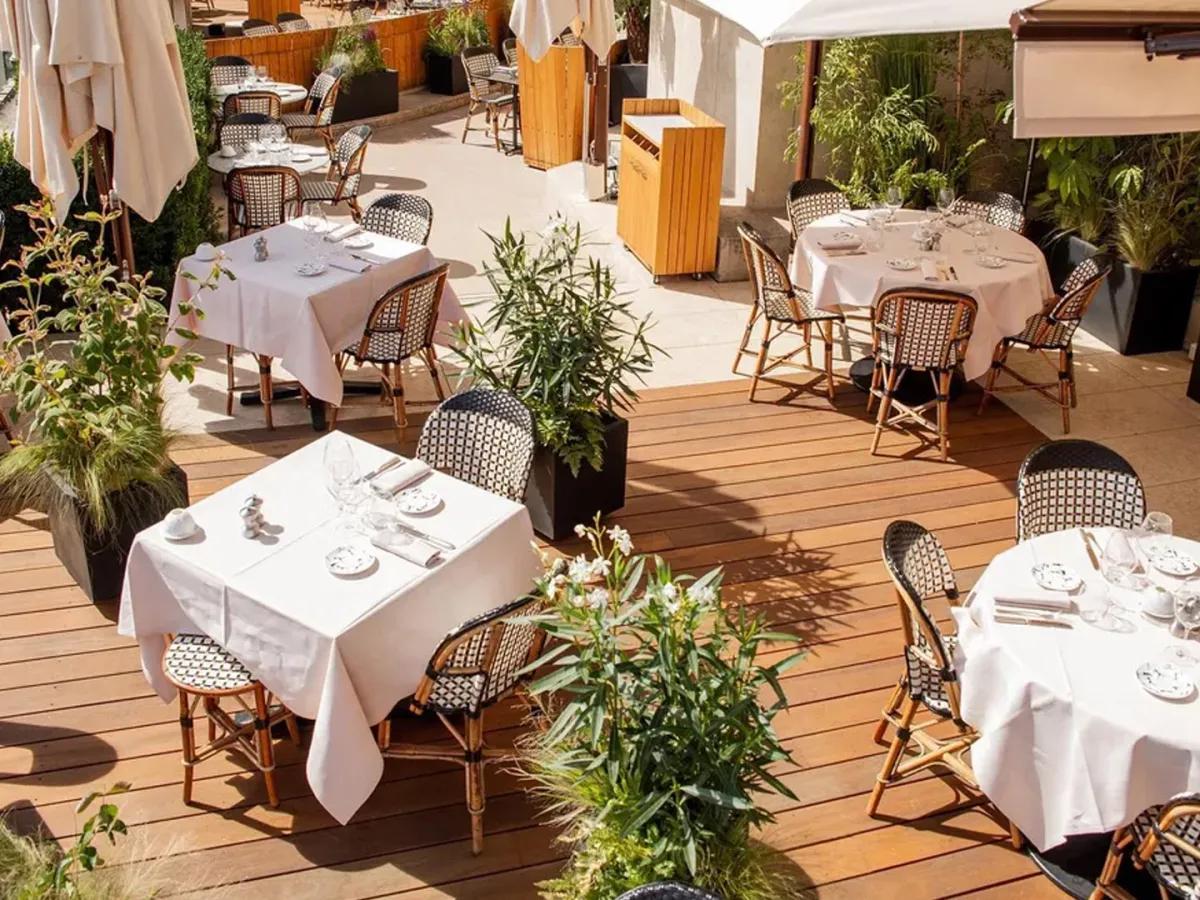 جلسات خارجية في مقهى دي لوم 