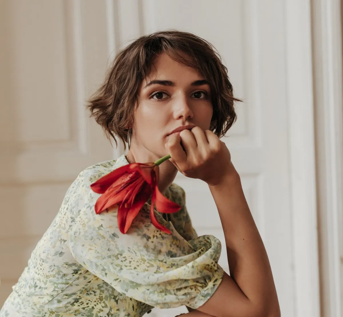 ماسك الكركديه للوجه (مصدر الصورة: Freepik by lookstudio)