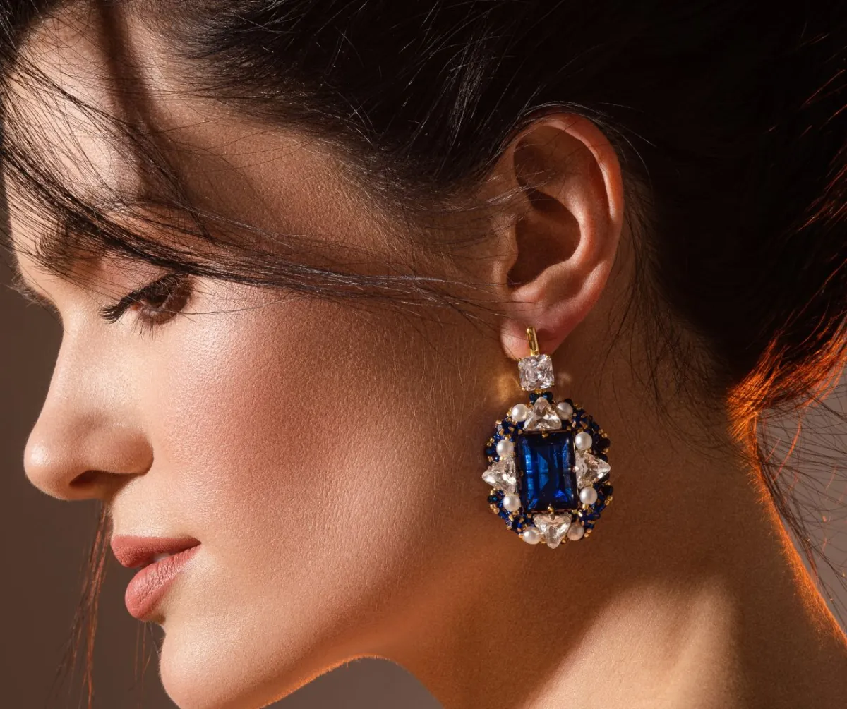 سيدة جميلة مبتسمة ترتدي مجوهرات من الأحجار الكريمة