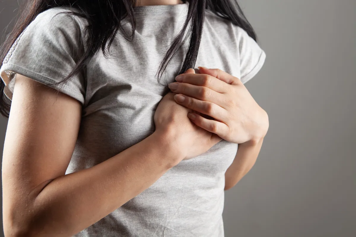 صورة لامرأة تشعر بألم في القلب