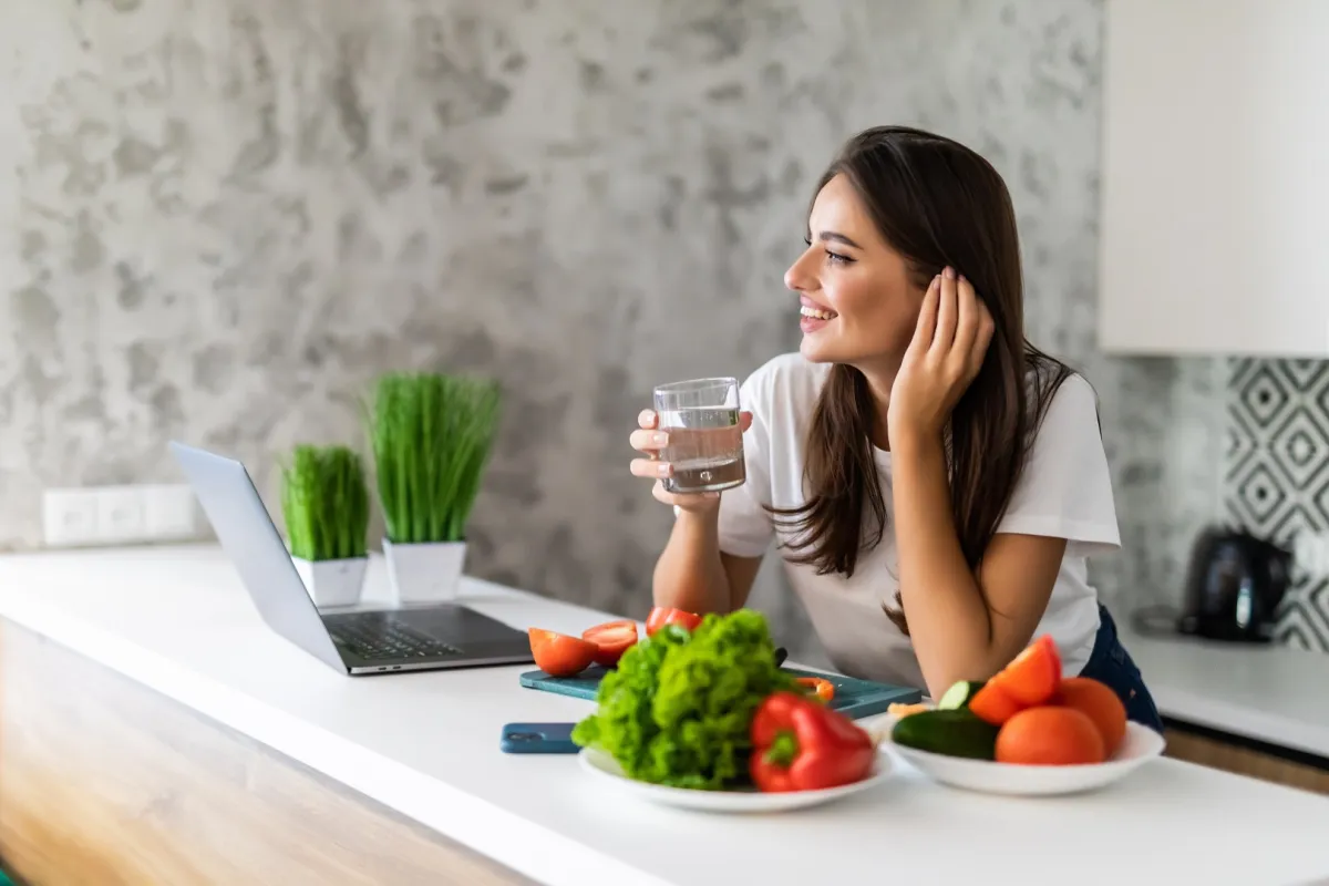 صورة لامرأة تتناول ماء