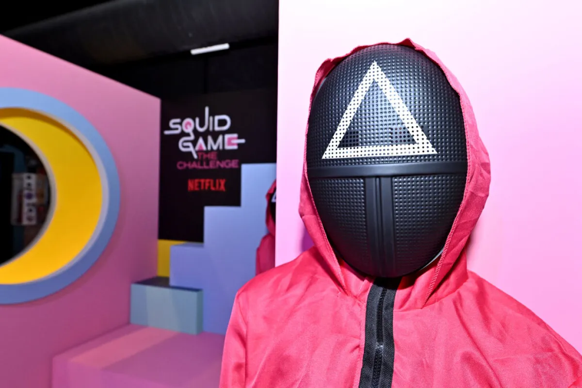 شخصية من مسلسل Squid Game (Challenge Guards) في مدينة نيويورك (مصدر الصورة: Roy Rochlin / GETTY IMAGES NORTH AMERICA / Getty Images via AFP)