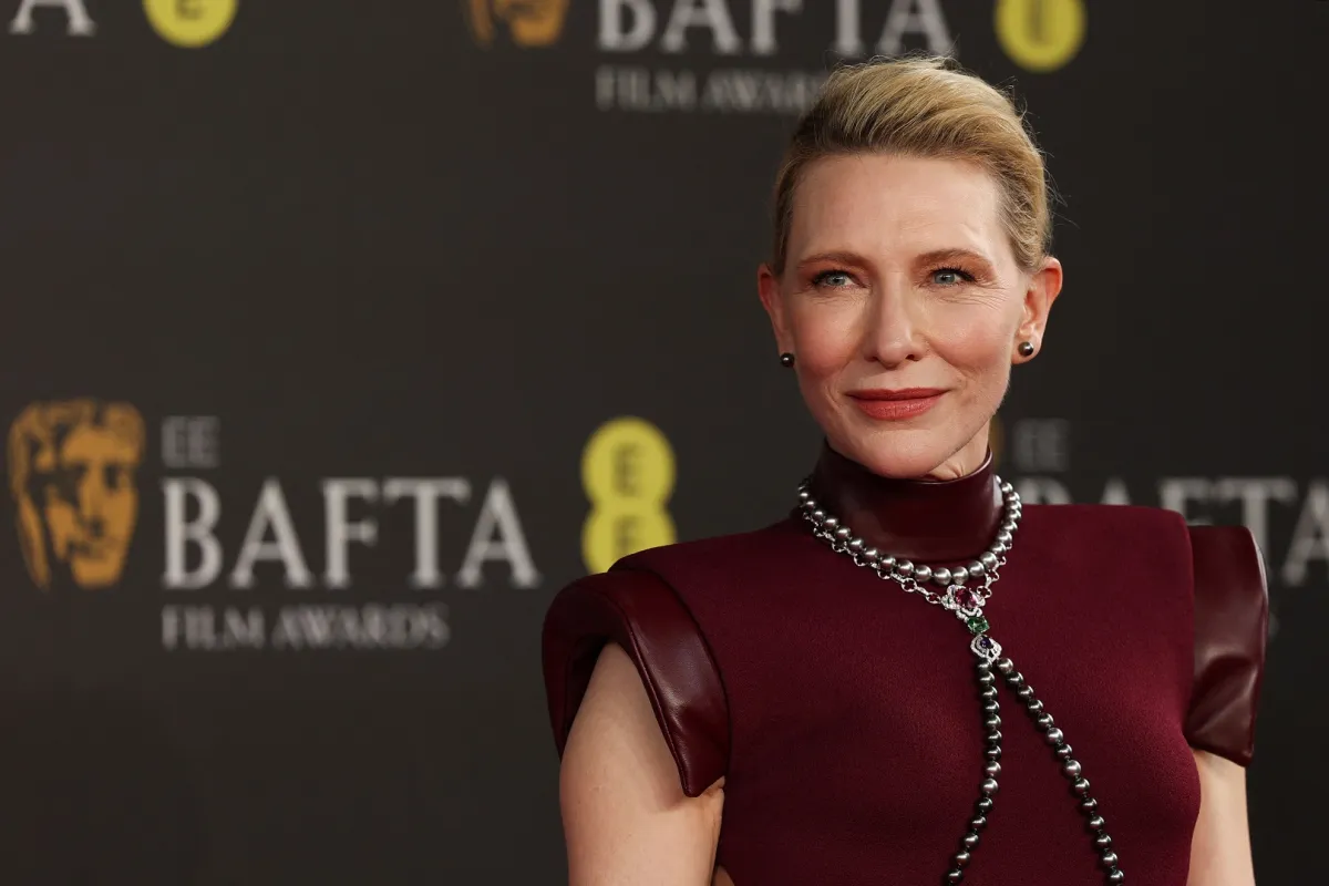كيت بلانشيت Cate Blanchett بعقد فاخر من اللؤلؤ في حفل توزيع جوائز البافتا 2024 ( مصدر الصورة: Adrian DENNIS / AFP)