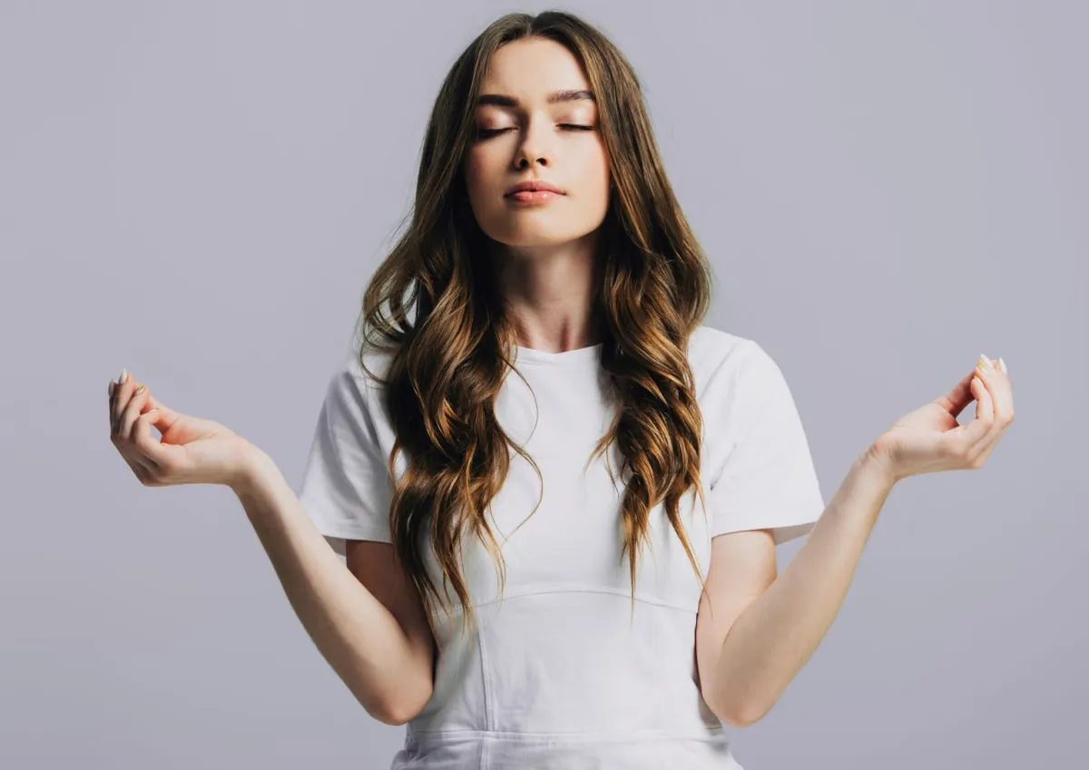 فتاة جميلة تتأمل وعيناها مغلقتان 