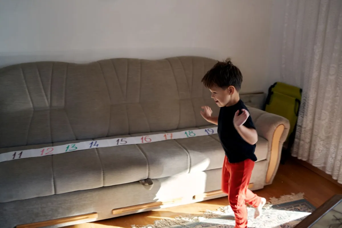 صورة لطفل مصاب بفرط الحركة