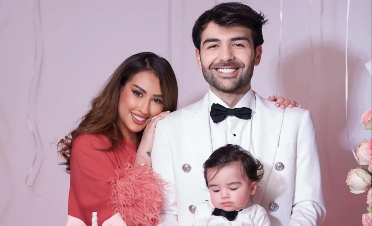 فرح الهادي وعقيل الرئيسي وأبنهما آدم - الصورة من حساب فرح على إنستغرام