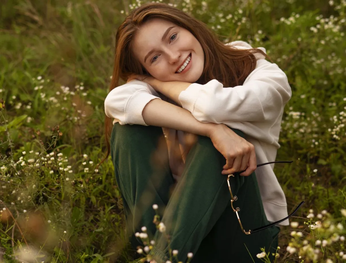 امرأة مبتسمة في الهواء الطلق