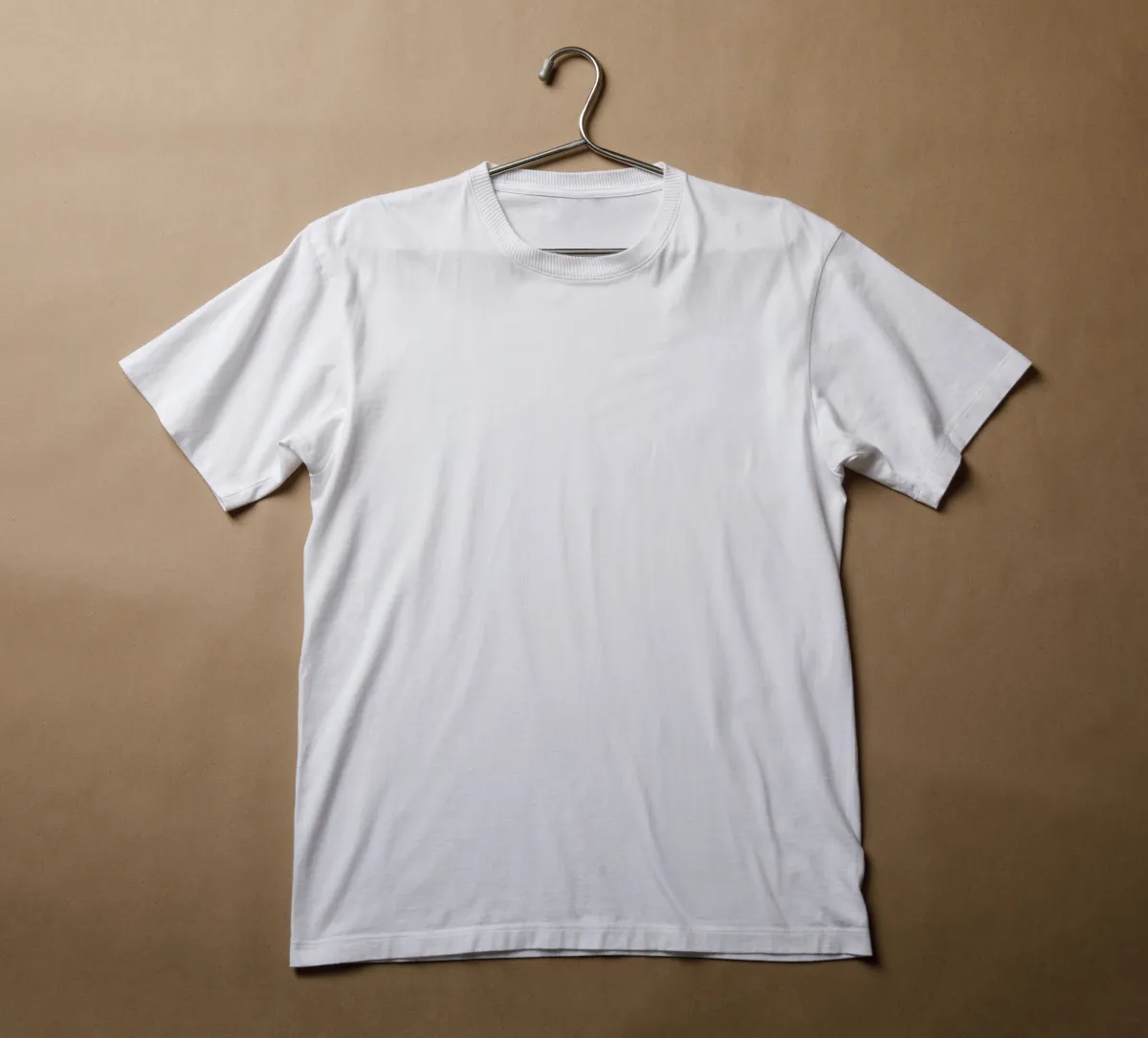 قطعة ملابس بيضاء 