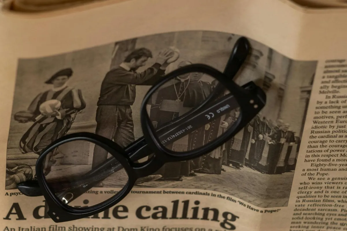 جريدة تعلوها نظارة أحد الكتاب