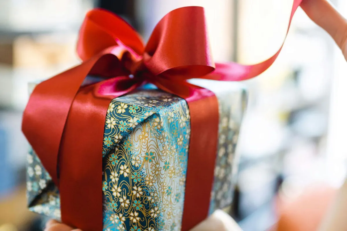 هدية رائعة للزوجة مزينة بشريط من الساتان الأحمر