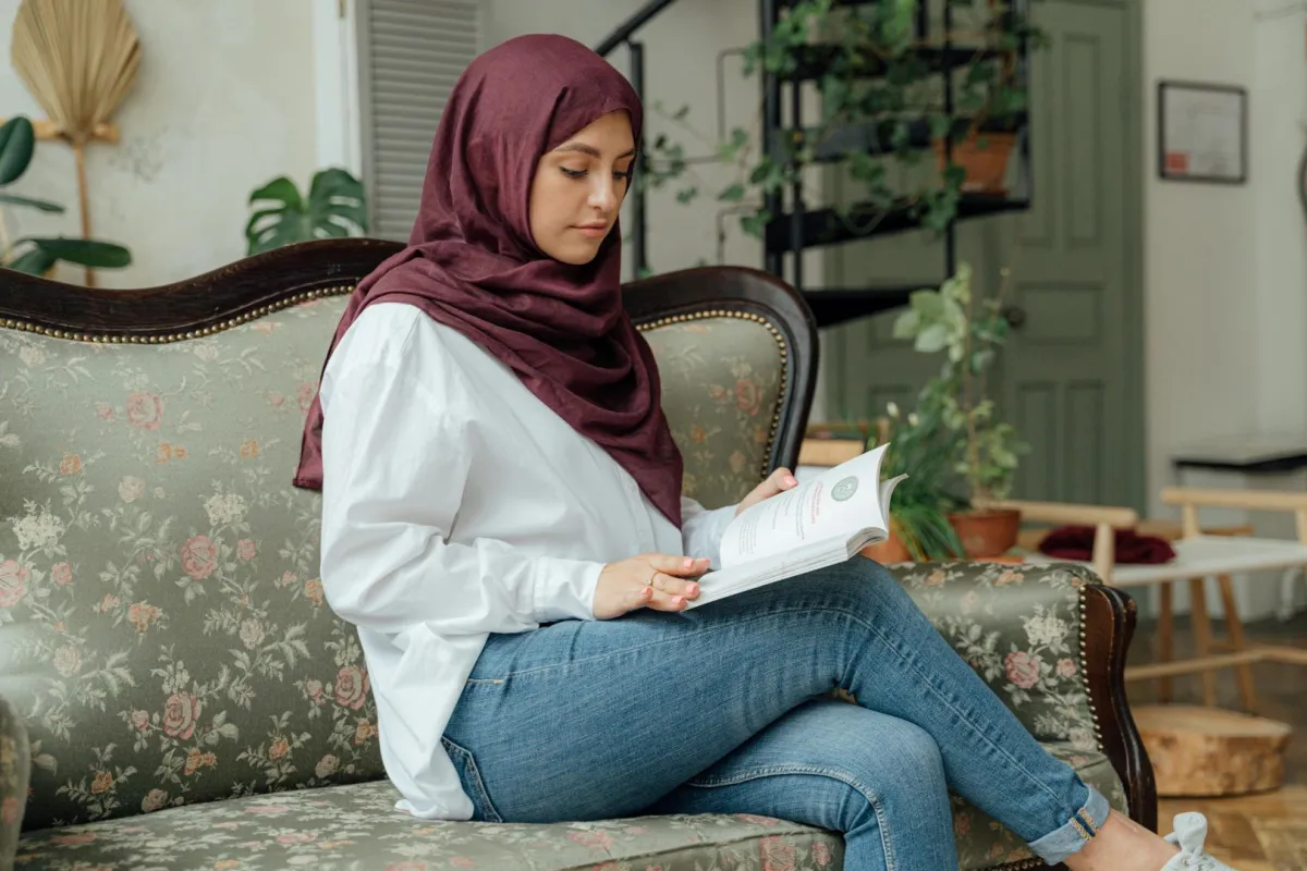 فتاة تقرأ كتاب باهتمام