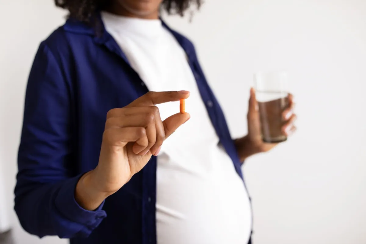 صورة حامل تأخذ الحبوب