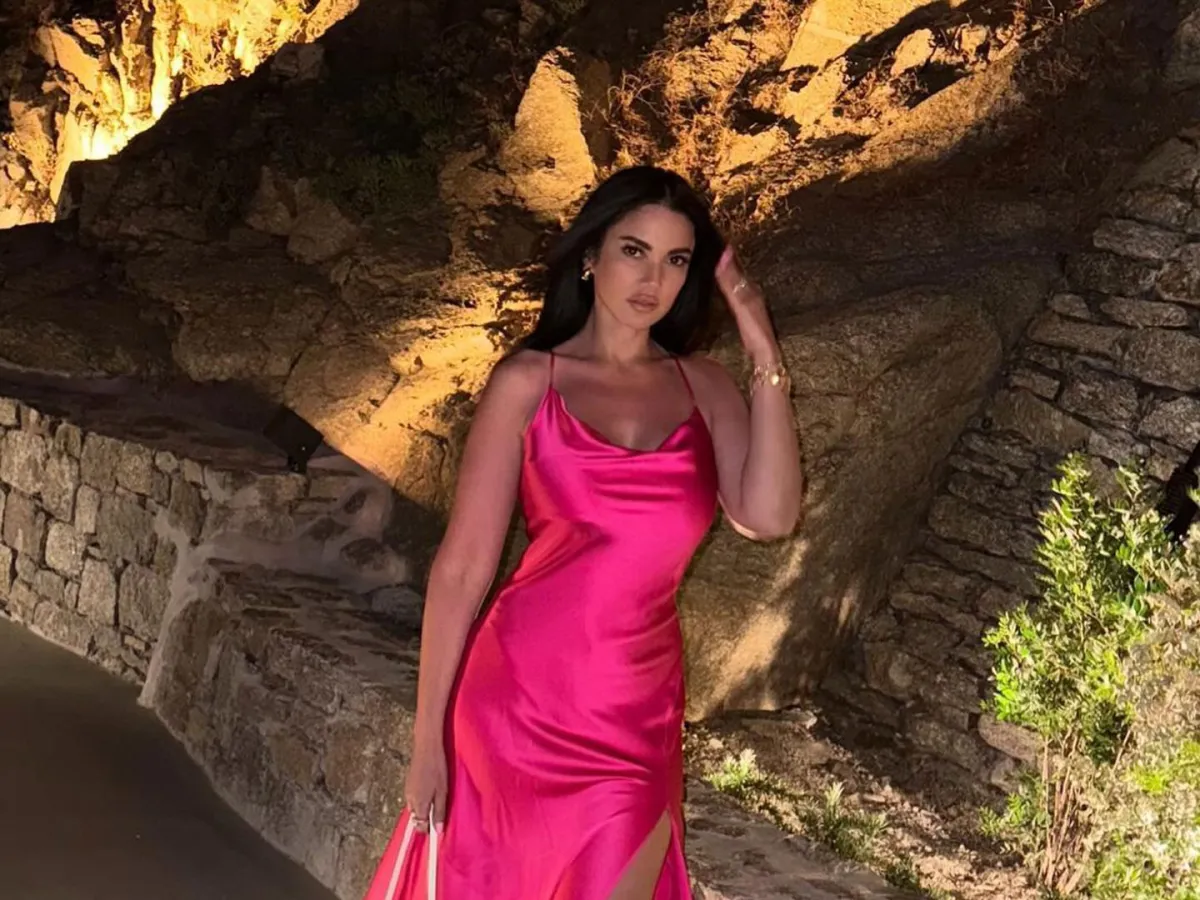 درة زروق بفستان فوشيا -الصورة من حسابها  على إنستغرام