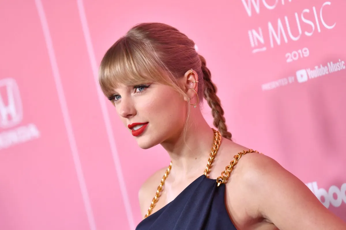 تسريحات شعر مرفوعة للمناسبات بأسلوب ذيل الحصان