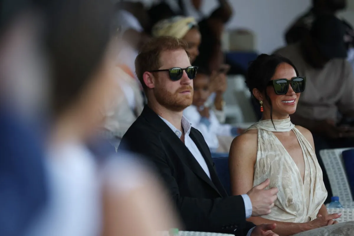 الأمير هاري وميغان في نادي إيكويي للبولو في لاغوس (Prince Harry and Meghan at the Ikoyi Polo Club in Lagos). مصدر الصورة:  Kola Sulaimon / AFP