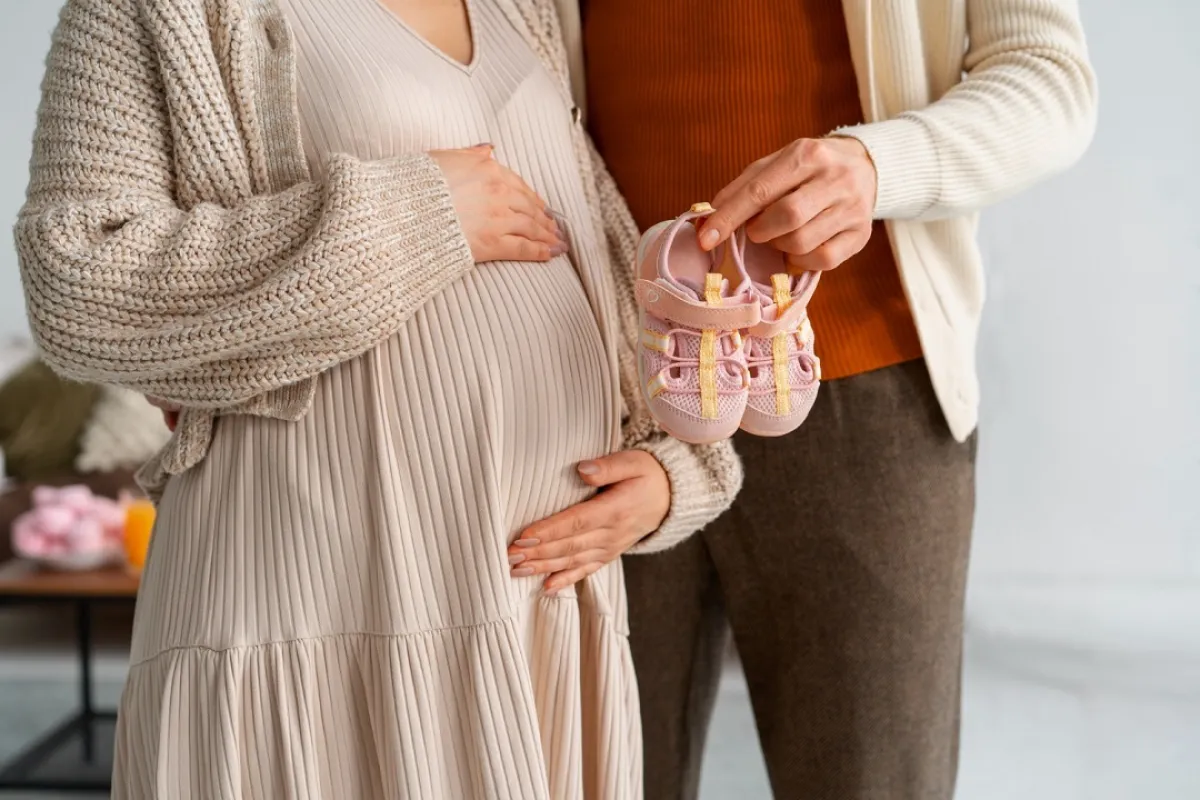 صورة لزوجين يستعدان للمولود الجديد