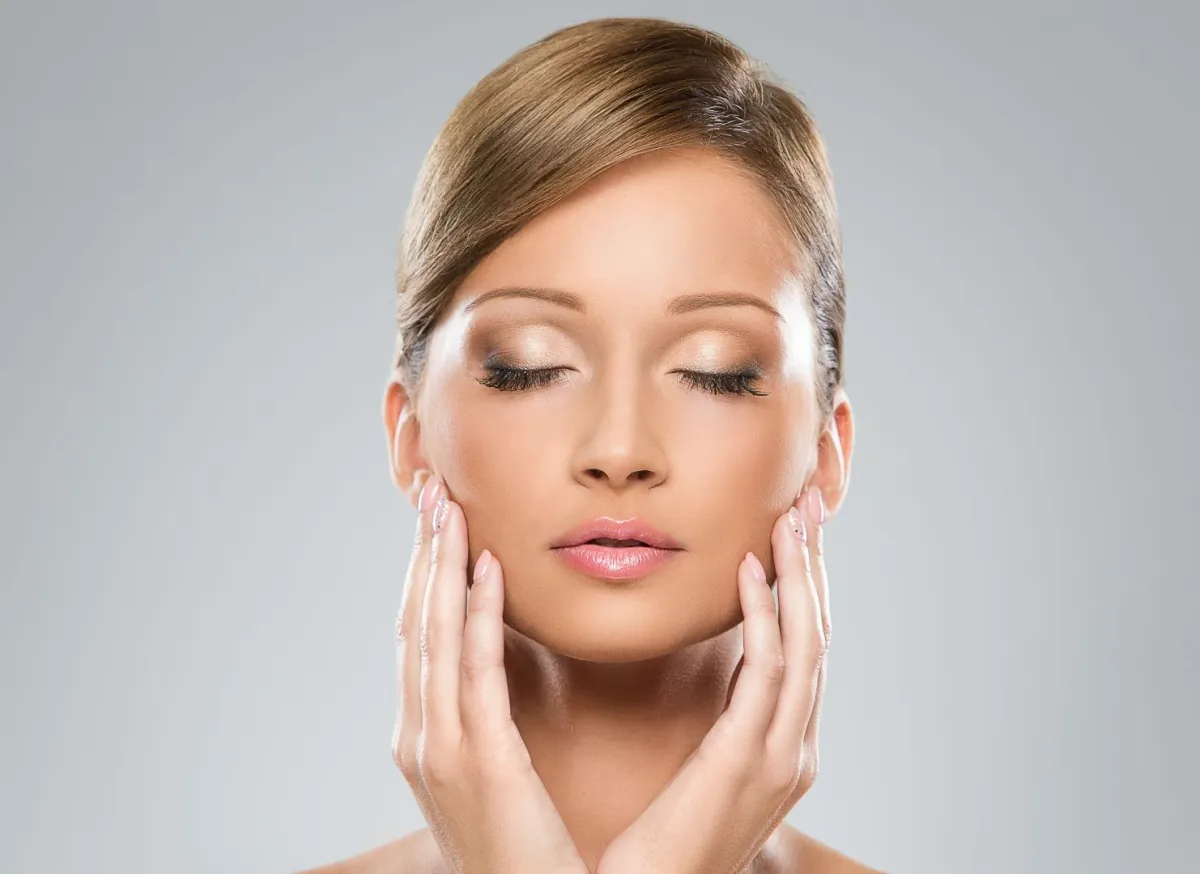 خلطات طبيعية لشد البشرة