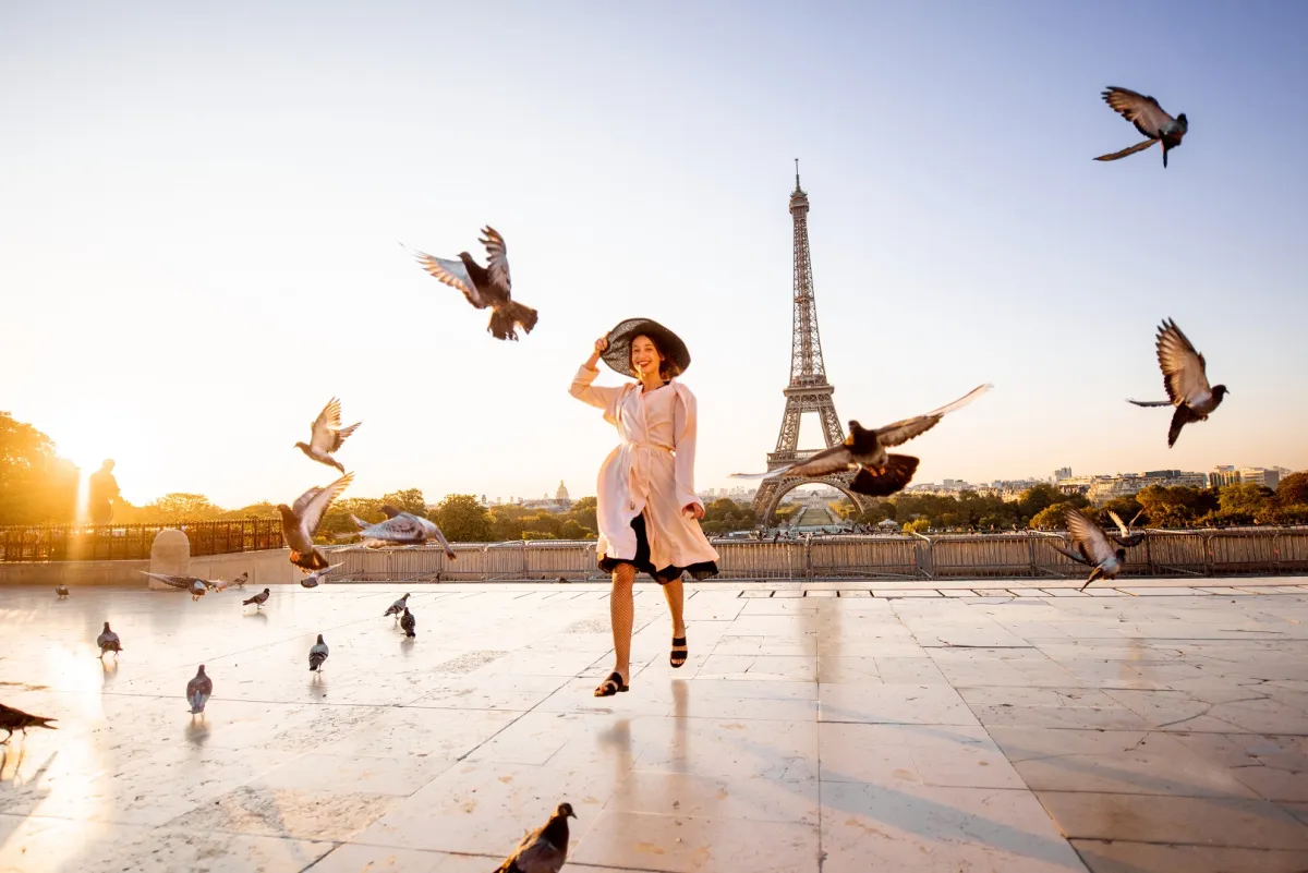 سائحة تستمتع بوقتها في باريس