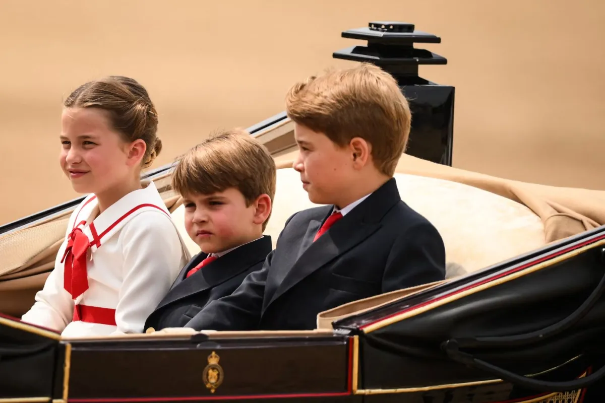 الأمير جورج والأمير لويس والأميرة تشارلوت في لندن (Prince George, Prince Louis and Princess Charlotte in London). مصدر الصورة: Daniel LEAL / AFP