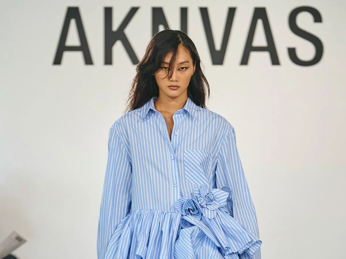 إطلالة من Aknvas - الصورة من Launchmetrics/Spotlight ©